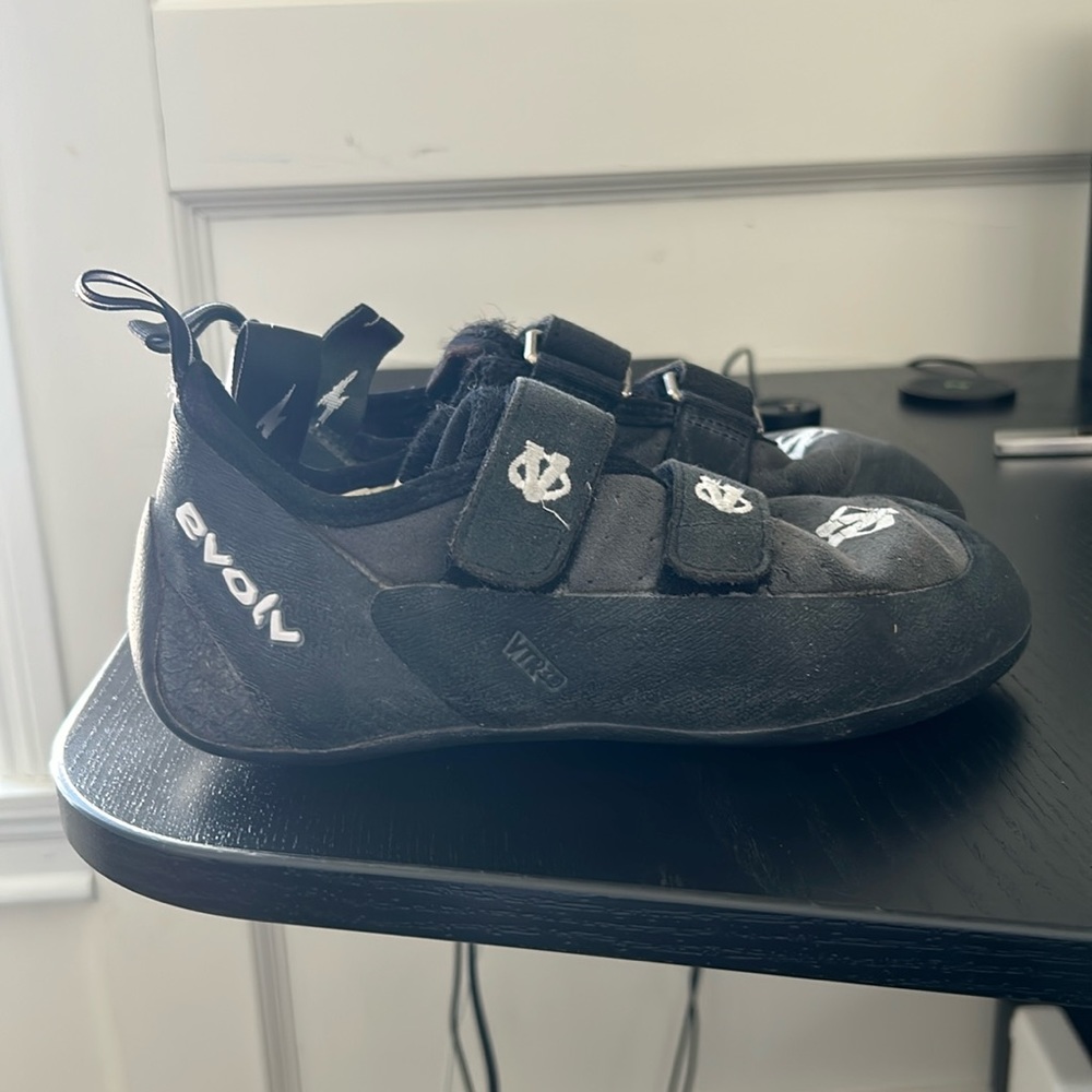 Evolv Youth Climbing Shoes: Size 6